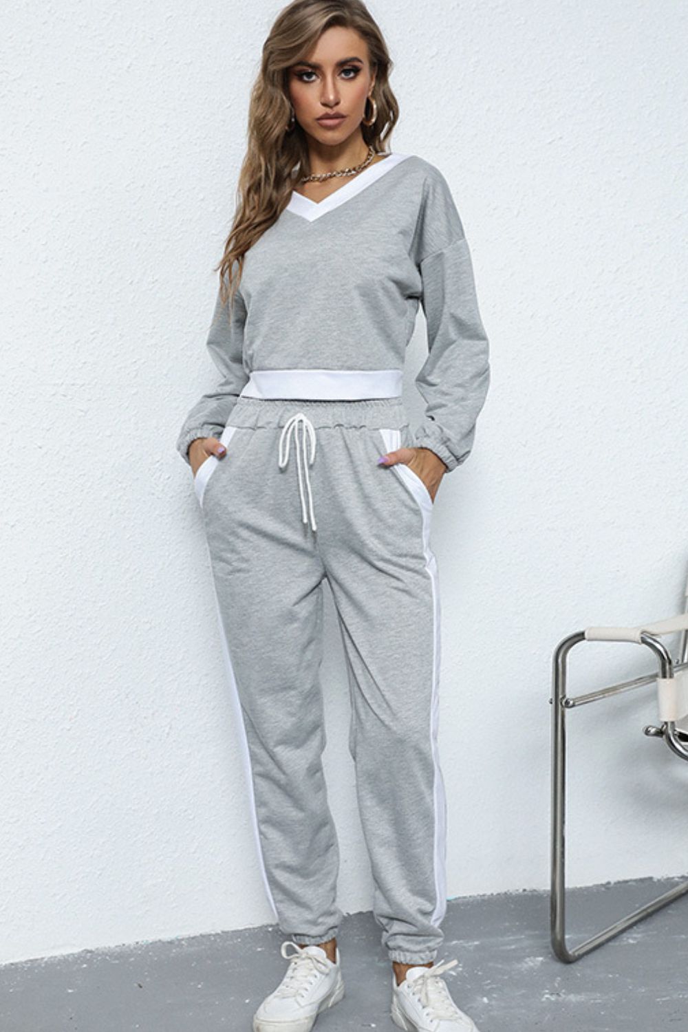 Contrast V-Neck Sweatshirt and Drawstring Joggers Set